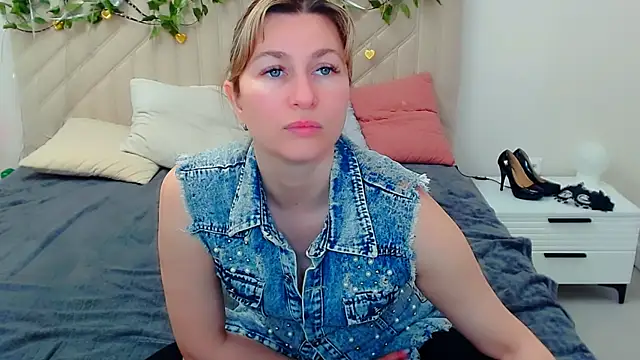 Snapshot of Incredible_Ariela chatting on April 23, 11:31 am Incredible Ariela online show from April 23, 11:31 am
