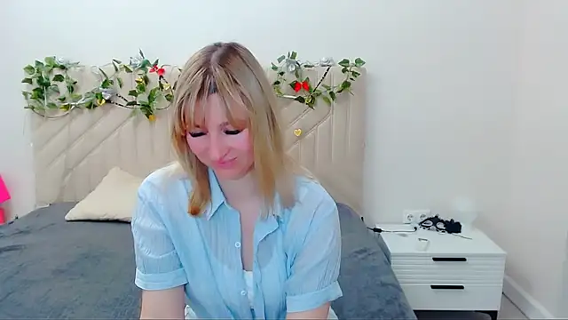 Snapshot of Incredible_Ariela chatting on May 8, 9:25 am Incredible Ariela online show from May 8, 9:25 am