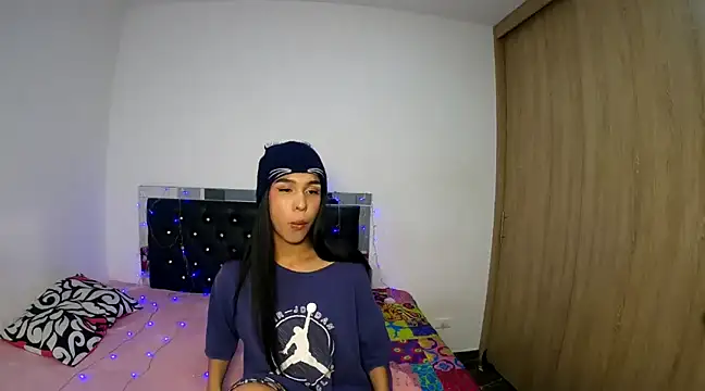 hot quenn online show from December 2, 3:15 am