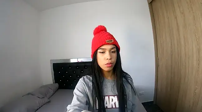 hot quenn online show from December 29, 8:04 pm