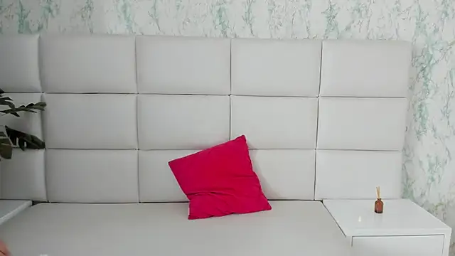 MIA  SAENZ online show from December 23, 1:24 pm