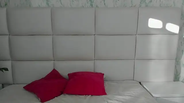 MIA  SAENZ online show from January 17, 11:59 am