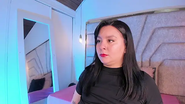 Snapshot of EmaJames25 chatting on October 13, 4:07 pm EmaJames25 online show from October 13, 4:07 pm