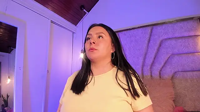 Snapshot of EmaJames25 chatting on November 21, 7:23 pm EmaJames25 online show from November 21, 7:23 pm