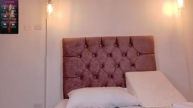 Snapshot of aashley_jones chatting on November 10, 8:19 pm aashley jones online show from November 10, 8:19 pm