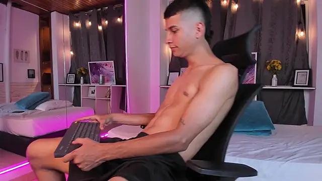 Snapshot of Aaron_Scoot chatting on December 14, 1:06 am Aaron Scoot online show from December 14, 1:06 am