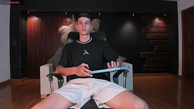 Snapshot of Aaron_Scoot chatting on December 27, 12:39 am Aaron Scoot online show from December 27, 12:39 am