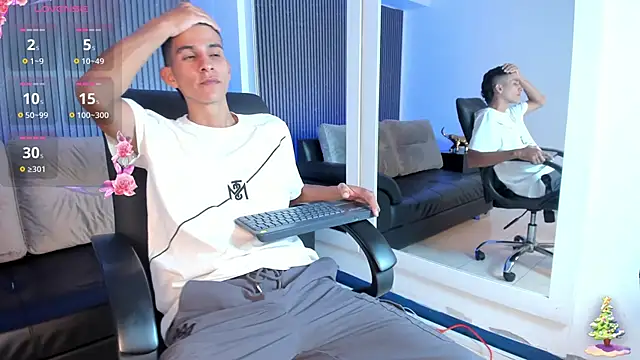 Snapshot of Aaron_Scoot chatting on December 19, 11:17 am Aaron Scoot online show from December 19, 11:17 am