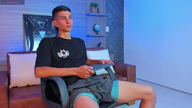 Snapshot of Aaron_Scoot chatting on January 6, 8:01 pm Aaron Scoot online show from January 6, 8:01 pm