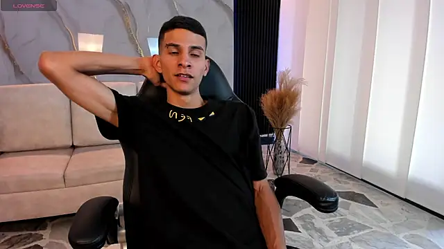 Snapshot of Aaron_Scoot chatting on March 3, 8:37 pm Aaron Scoot online show from March 3, 8:37 pm