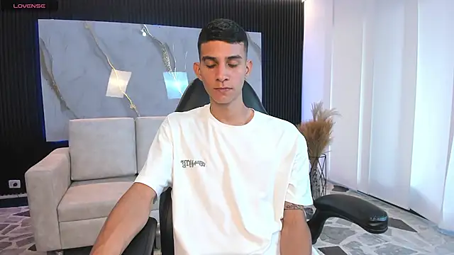 Aaron Scoot online show from March 5, 9:44 pm