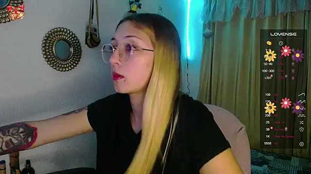 Snapshot of Soffy-brooks chatting on December 4, 3:59 am Soffy-brooks online show from December 4, 3:59 am