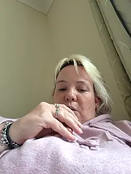 Bigbustedcurvylady online show from May 19, 4:57 pm