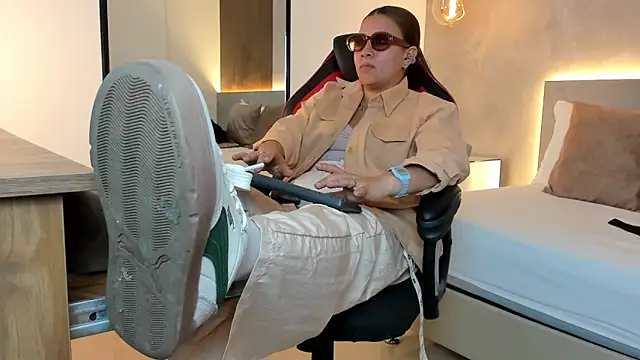 alma fenix online show from October 21, 1:45 pm