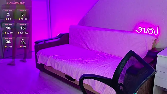 Snapshot of School_Love chatting on December 6, 1:11 pm School Love online show from December 6, 1:11 pm