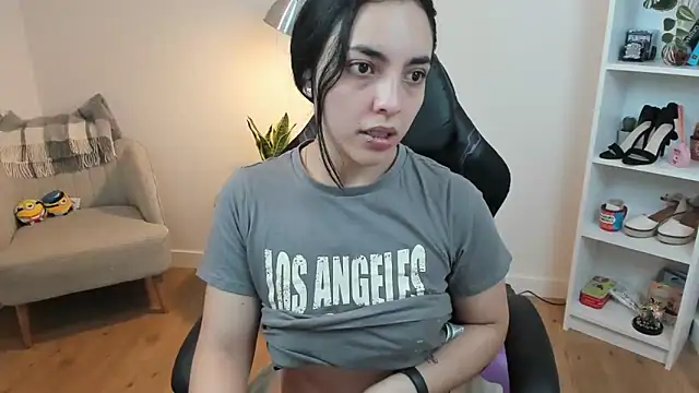 Snapshot of _BellaEvans_ chatting on February 13, 5:37 am BellaEvans online show from February 13, 5:37 am