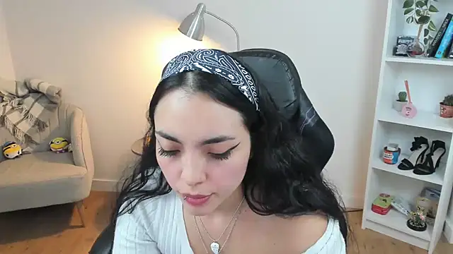 Snapshot of _BellaEvans_ chatting on March 18, 8:58 am BellaEvans online show from March 18, 8:58 am