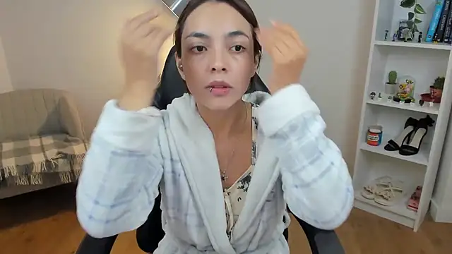 Snapshot of _BellaEvans_ chatting on October 29, 5:42 am BellaEvans online show from October 29, 5:42 am