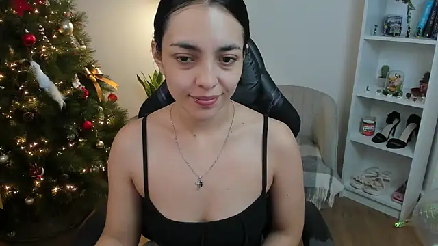 Snapshot of _BellaEvans_ chatting on December 5, 5:49 am BellaEvans online show from December 5, 5:49 am