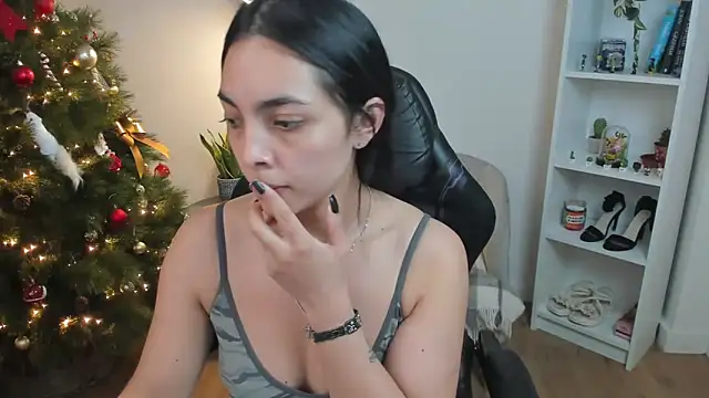 Snapshot of _BellaEvans_ chatting on December 15, 5:55 am BellaEvans online show from December 15, 5:55 am