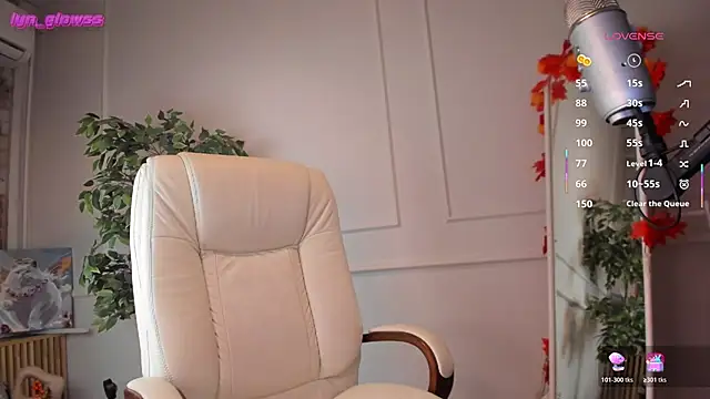 Snapshot of AdalynGlows chatting on October 24, 9:33 pm AdalynGlows online show from October 24, 9:33 pm