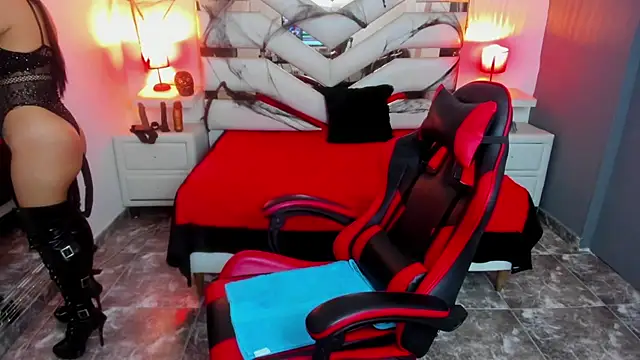 Snapshot of KateTompson_ chatting on October 31, 1:12 pm KateTompson online show from October 31, 1:12 pm