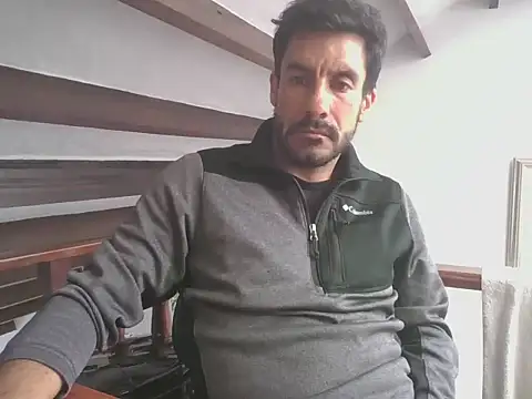 Snapshot of elkike1980 chatting on May 21, 2:35 pm elkike1980 online show from May 21, 2:35 pm