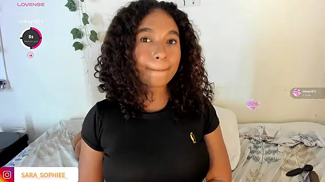 Snapshot of sara_sophieee chatting on December 10, 4:13 am sara sophieee online show from December 10, 4:13 am