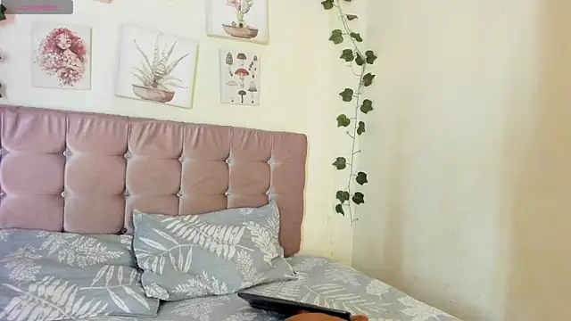 Snapshot of sara_sophieee chatting on March 5, 3:18 am sara sophieee online show from March 5, 3:18 am