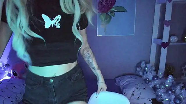 Snapshot of AnneTenet chatting on December 18, 5:15 am AnneTenet online show from December 18, 5:15 am