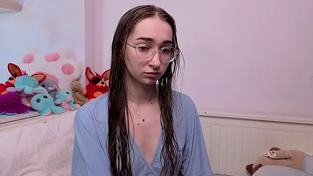 Snapshot of PollyBeev chatting on June 7, 7:34 am PollyBeev online show from June 7, 7:34 am