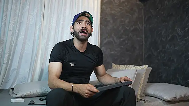 Snapshot of Austin_bolt chatting on December 24, 9:00 pm Austin bolt online show from December 24, 9:00 pm