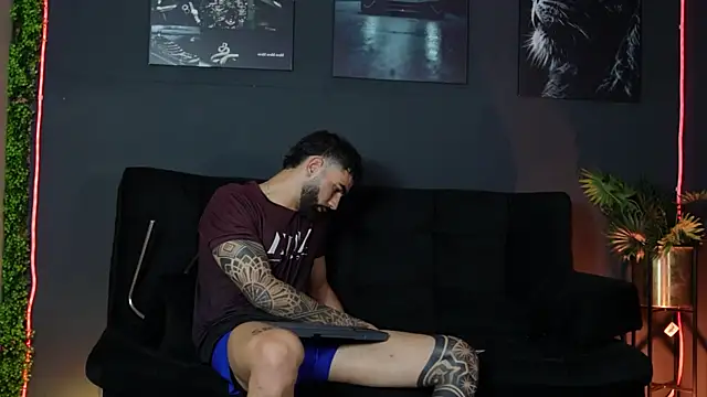 Snapshot of Austin_bolt chatting on December 3, 2:41 am Austin bolt online show from December 3, 2:41 am