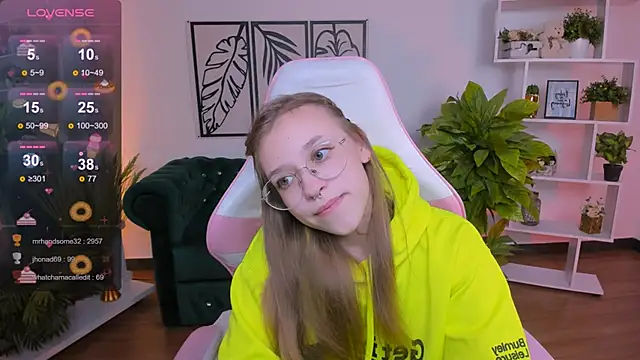 LayriantaVee online show from February 2, 1:30 pm