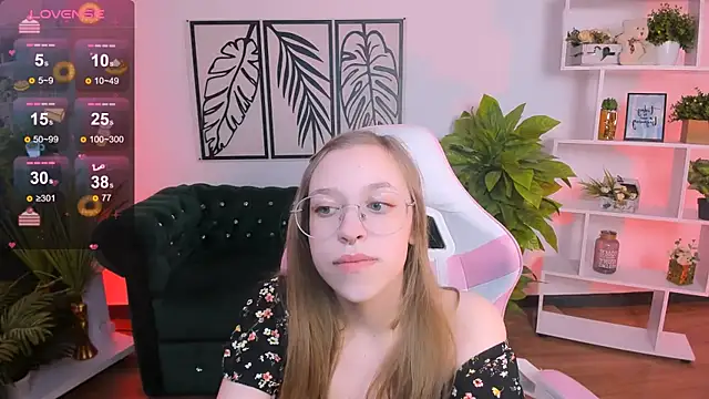 LayriantaVee online show from February 22, 1:24 pm