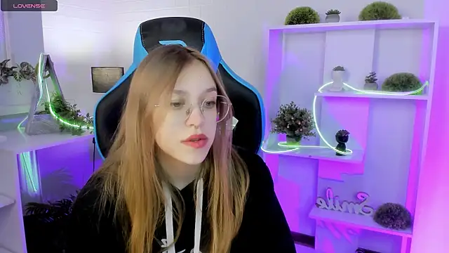 LayriantaVee online show from April 16, 6:25 am