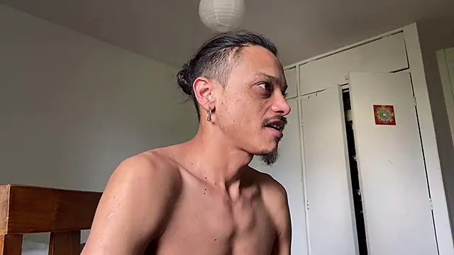 Snapshot of villanocat chatting on December 6, 7:56 pm villanocat online show from December 6, 7:56 pm