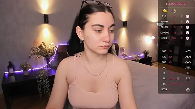 Snapshot of hannacheekss_ chatting on December 12, 6:57 am hannacheekss online show from December 12, 6:57 am