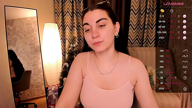 Snapshot of hannacheekss_ chatting on December 18, 2:21 am hannacheekss online show from December 18, 2:21 am