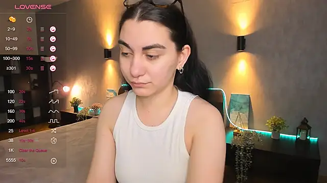 Snapshot of hannacheekss_ chatting on January 20, 2:01 am hannacheekss online show from January 20, 2:01 am