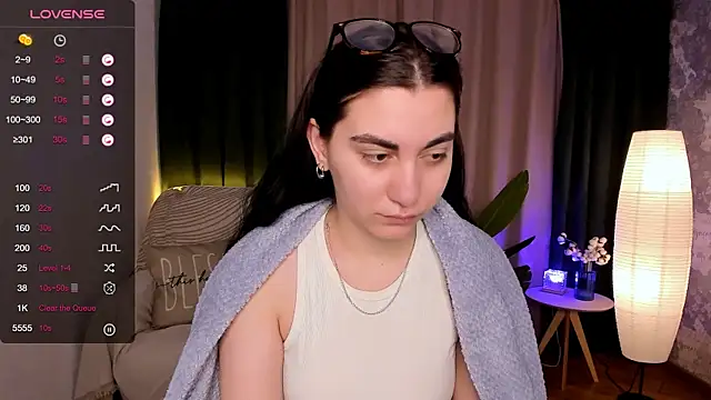 Snapshot of hannacheekss_ chatting on January 21, 2:11 am hannacheekss online show from January 21, 2:11 am