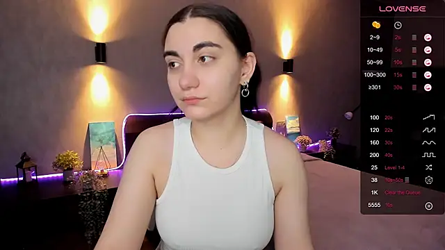 Snapshot of hannacheekss_ chatting on February 1, 2:05 am hannacheekss online show from February 1, 2:05 am