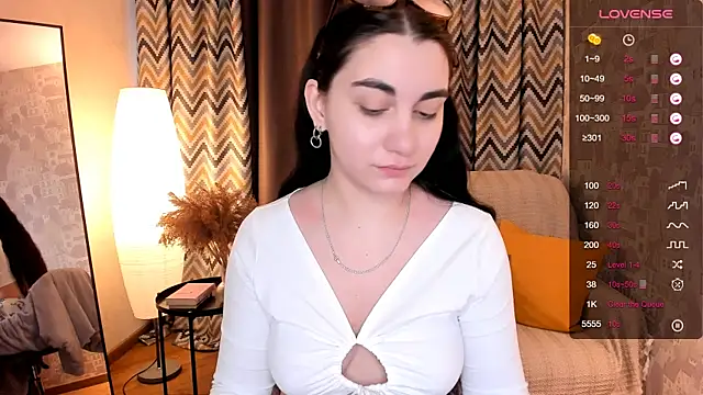 Snapshot of hannacheekss_ chatting on February 11, 7:44 am hannacheekss online show from February 11, 7:44 am