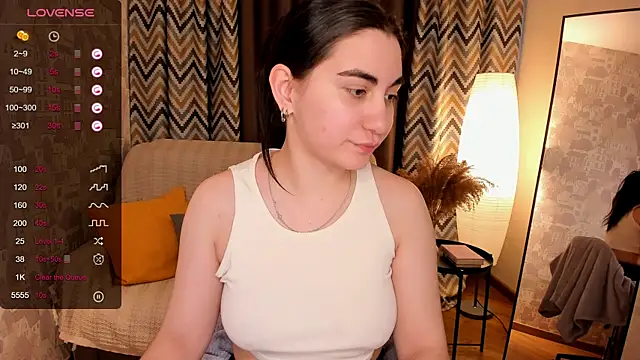 Snapshot of hannacheekss_ chatting on February 15, 1:53 am hannacheekss online show from February 15, 1:53 am