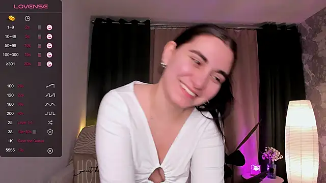 Snapshot of hannacheekss_ chatting on February 17, 3:09 pm hannacheekss online show from February 17, 3:09 pm