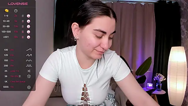 Snapshot of hannacheekss_ chatting on February 19, 5:05 am hannacheekss online show from February 19, 5:05 am