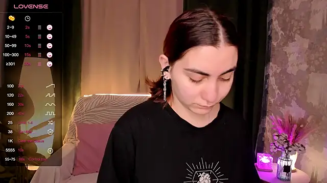 Snapshot of hannacheekss_ chatting on October 3, 2:08 am hannacheekss online show from October 3, 2:08 am