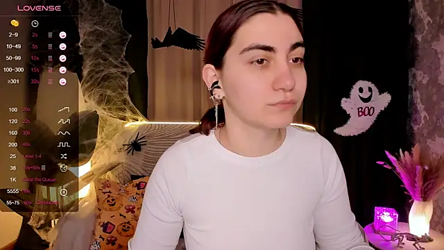 Snapshot of hannacheekss_ chatting on October 22, 2:12 am hannacheekss online show from October 22, 2:12 am