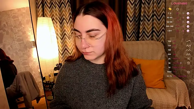 Snapshot of hannacheekss_ chatting on November 6, 2:01 am hannacheekss online show from November 6, 2:01 am