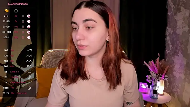 Snapshot of hannacheekss_ chatting on November 19, 2:11 am hannacheekss online show from November 19, 2:11 am